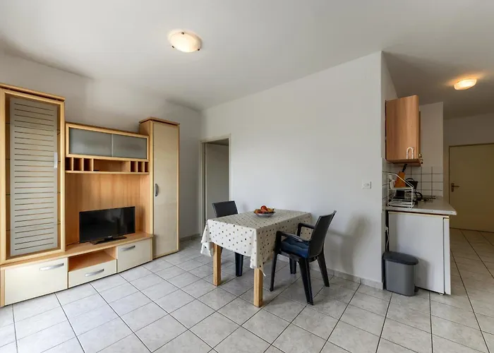 Appartement Fuer 22 Personen Ražanac